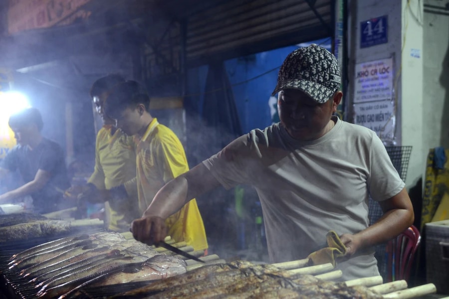 Đỏ lửa xuyên đêm nướng cá phục vụ ngày Vía Thần Tài tại TP. Hồ Chí Minh