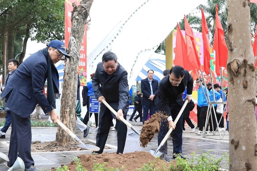 Phó Bí thư Thường trực Thành ủy Hà Nội Nguyễn Văn Phong dự lễ phát động Tết trồng cây tại quận Hai Bà Trưng