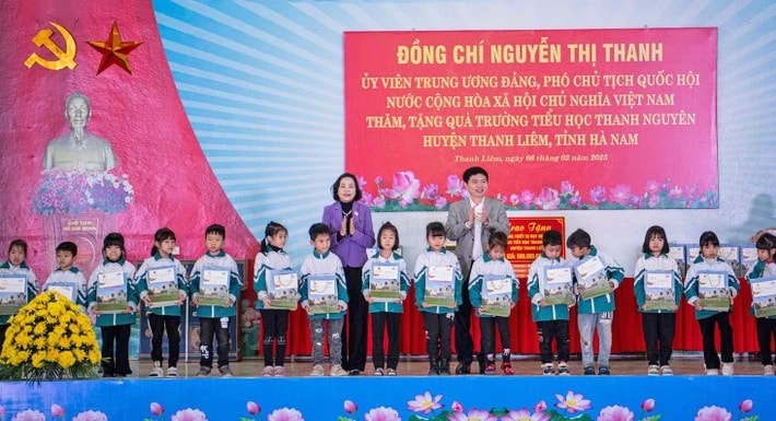 Phó Chủ tịch Quốc hội Nguyễn Thị Thanh thăm, tặng quà tại Trường Tiểu học Thanh Nguyên, Hà Nam