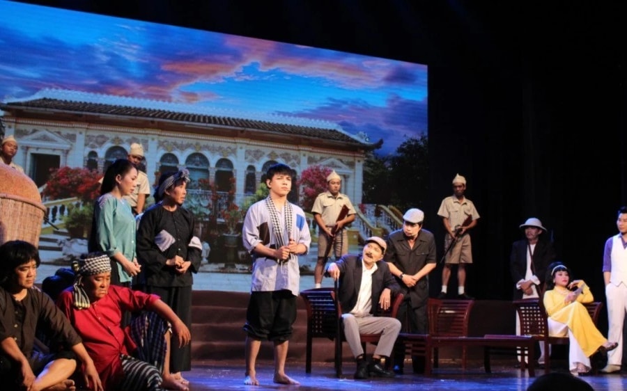 Tái dựng vở cải lương "Tiếng hò sông Hậu"