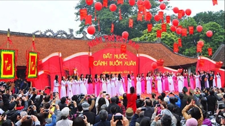 Tiếng ai xanh cả khung trời…