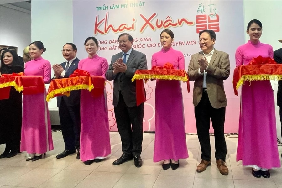 “Khai Xuân” với 58 tác phẩm tranh, tượng về mùa xuân