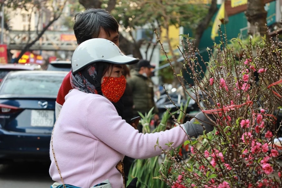 Người cần mẫn “níu giữ” không khí Tết cho Hà Nội