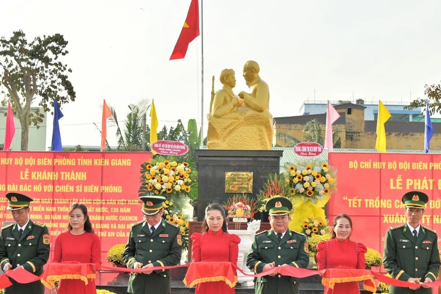 Khánh thành tượng đài "Bác Hồ với chiến sĩ Biên phòng" tại Kiên Giang
