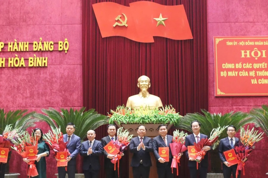 Hòa Bình: Công bố các quyết định về sắp xếp tổ chức bộ máy và công tác cán bộ