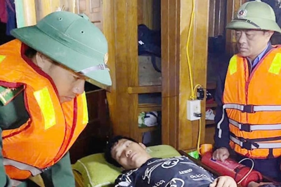 Cứu hộ thành công 6 ngư dân gặp nạn trên biển Hà Tĩnh