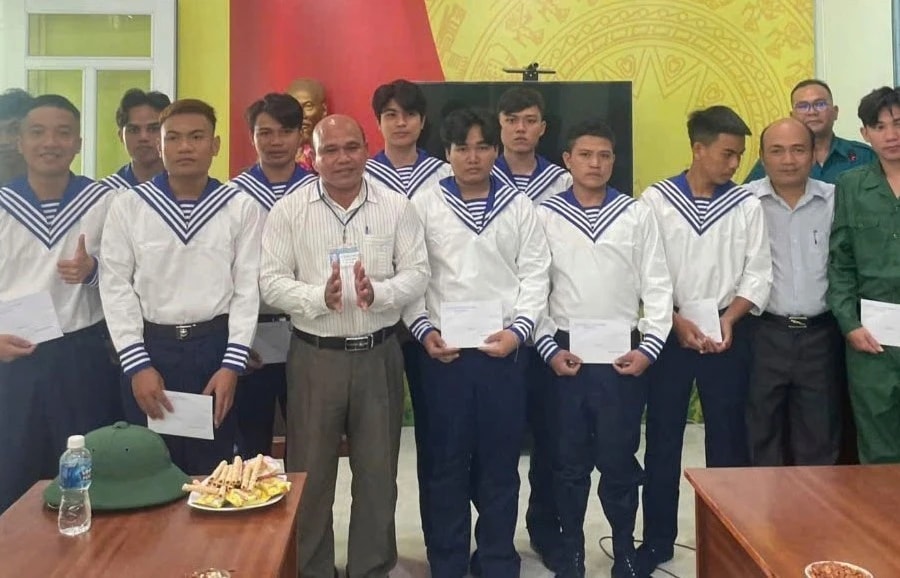 Những thanh niên "đặc biệt" xung phong lên đường nhập ngũ tại Bình Thuận