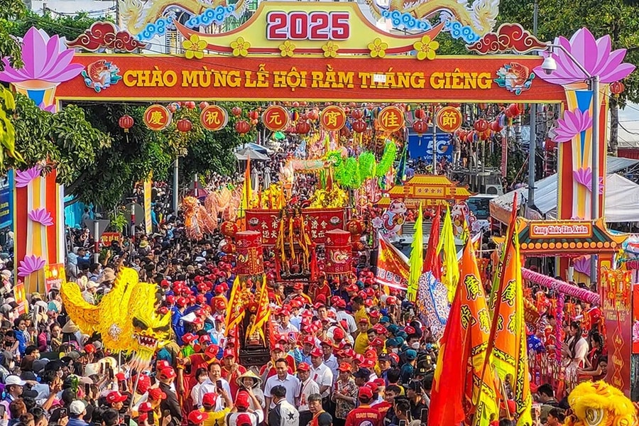 Hàng vạn người đổ về Bình Dương đi lễ hội Rằm tháng Giêng