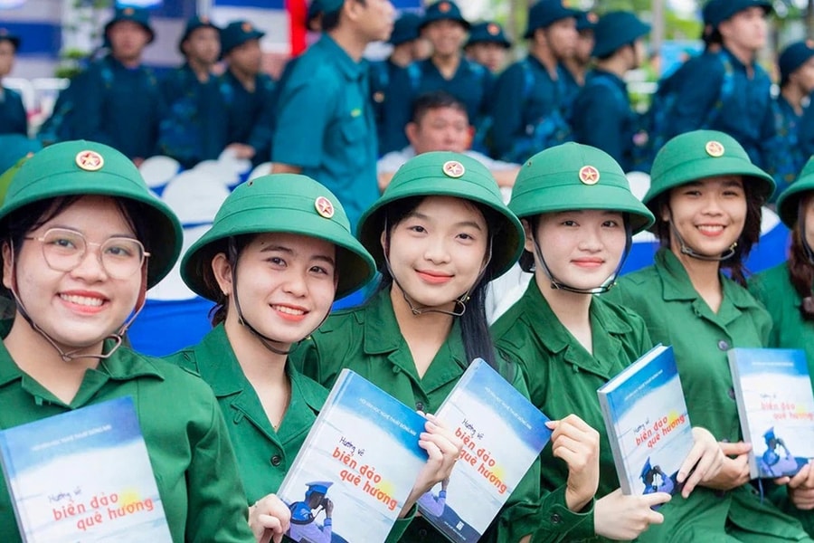 Đồng Nai: Những "bóng hồng" hăng hái lên đường nhập ngũ