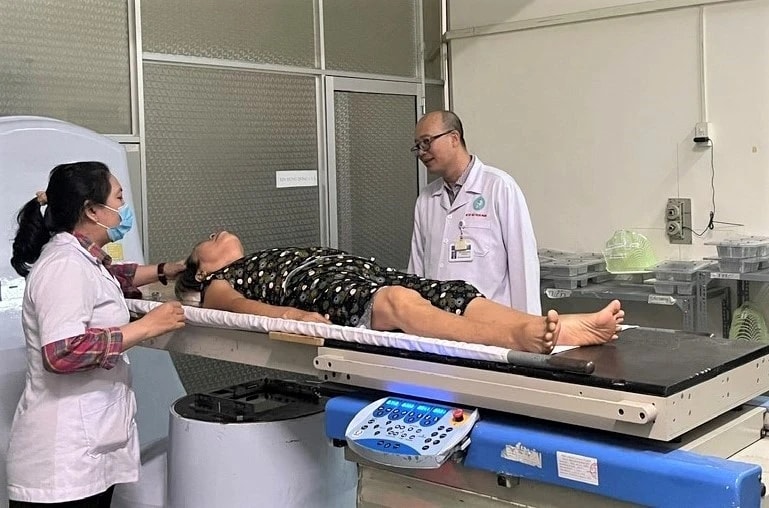 Bệnh nhân ung thư ở miền Tây nằm chờ 2-3 tháng mới được xạ trị