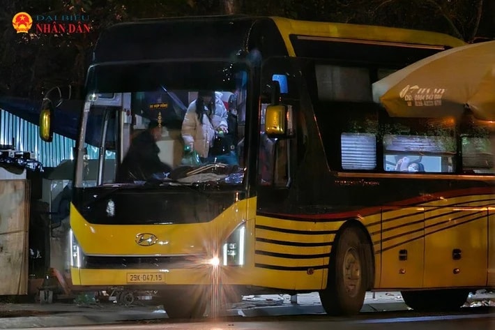 "Bến xe ngầm" ngang nhiên hoạt động gây náo loạn đường phố Thủ đô: Các nhà xe lách luật bằng chiêu trò gì?