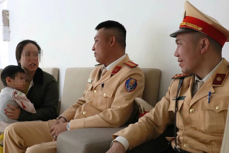 Cảnh sát giao thông Hà Nội kịp thời dùng mô tô đặc chủng đưa bé trai đi cấp cứu