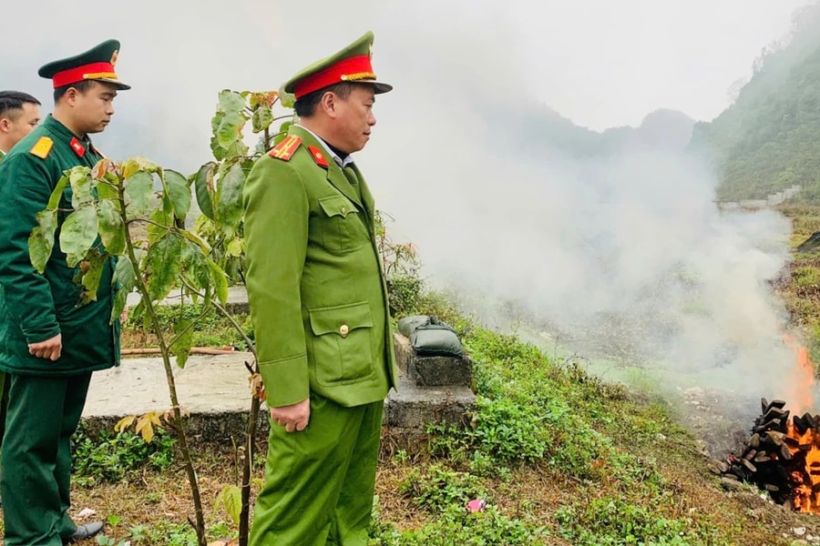 Hà Giang: Công an huyện Quản Bạ tiêu huỷ hàng trăm vũ khí, công cụ hỗ trợ 