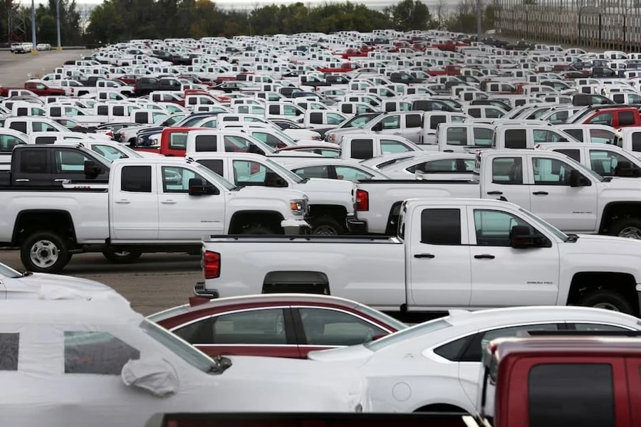 Tổng thống Donald Trump có thể áp thuế 25% đối với ô tô, chất bán dẫn