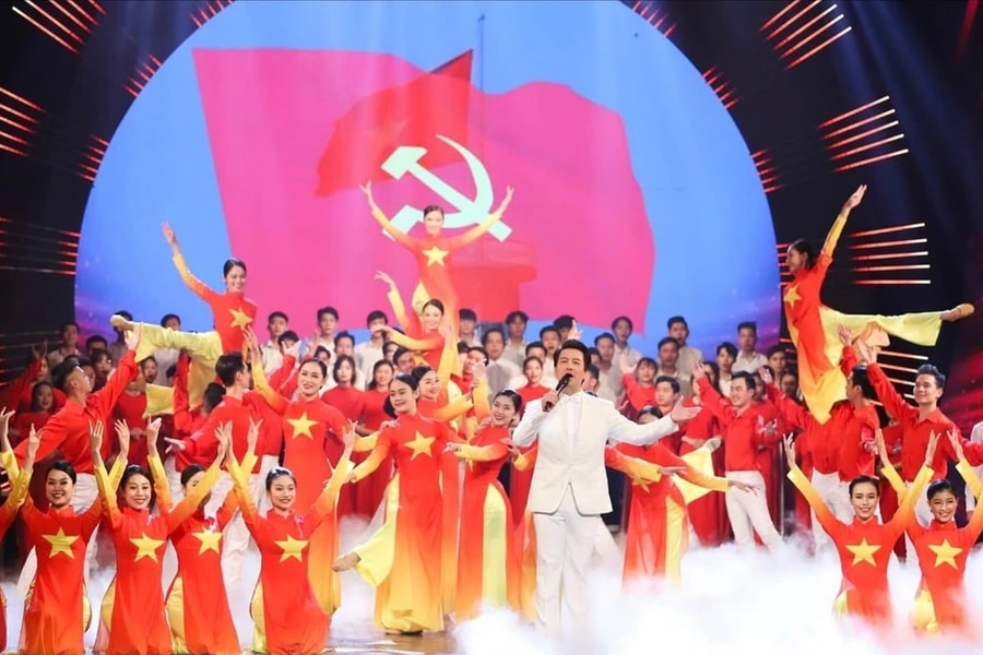 Biểu diễn nghệ thuật kỷ niệm 95 năm thành lập Đảng bộ thành phố Hà Nội