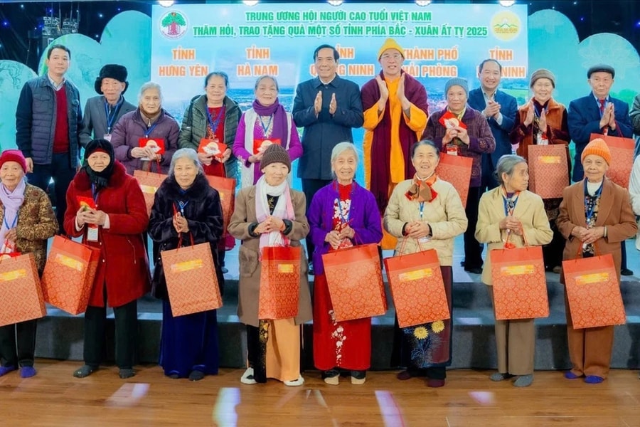 Trung ương Hội Người cao tuổi Việt Nam thăm hỏi, tặng quà các bậc lão niên tại chùa Ba Vàng