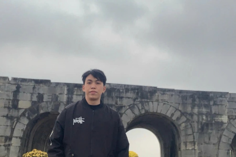 Nam sinh shipper giúp đỡ người mẹ tìm con trong đêm khuya là sinh viên ngành Dược 