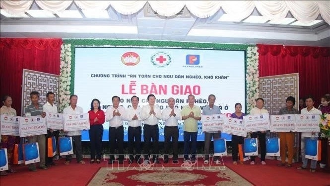 Bàn giao 100 nhà ở cho ngư dân nghèo, hộ nghèo, cận nghèo