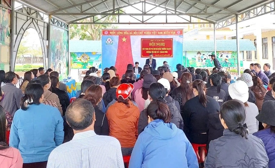 Quảng Bình: Một số phụ huynh đưa con đi học sau khi điểm trường được cam kết xây dựng