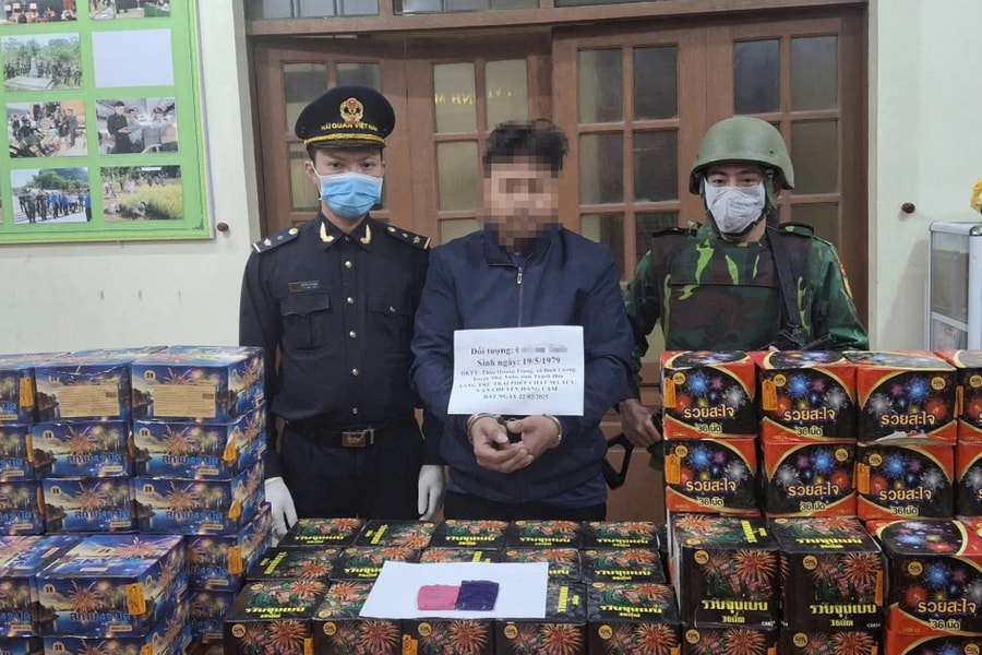 Quảng Bình: Bắt đối tượng mang ma túy và pháo hoa nổ qua cửa khẩu 
