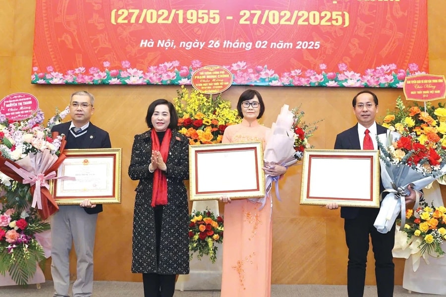 Phó Chủ tịch Quốc hội Nguyễn Thị Thanh thăm, chúc mừng Ngày Thầy thuốc Việt Nam tại Bệnh viện Ung bướu Hà Nội và Viện Vệ sinh Dịch tễ Trung ương 