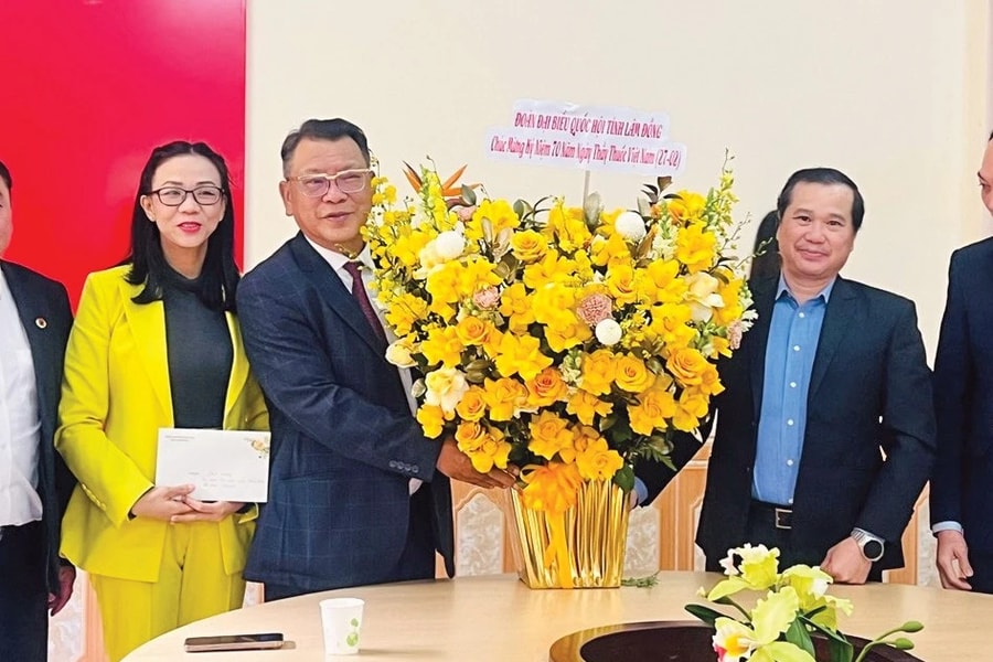 Đoàn ĐBQH tỉnh Lâm Đồng thăm, chúc mừng Ngày Thầy thuốc Việt Nam