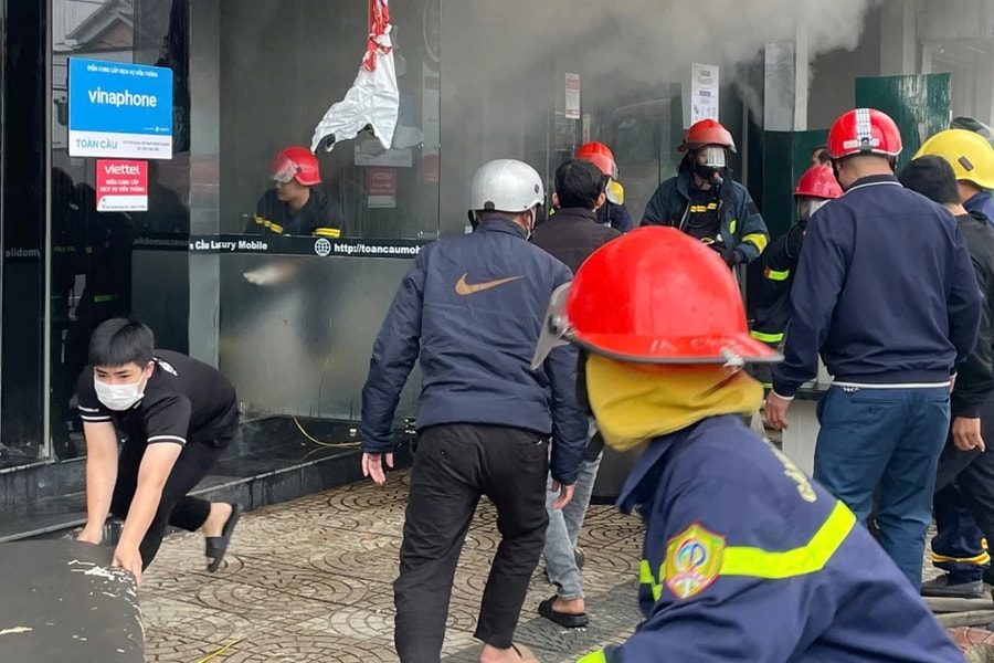 Quảng Bình: Cháy lớn tại cửa hàng bán điện thoại, máy tính