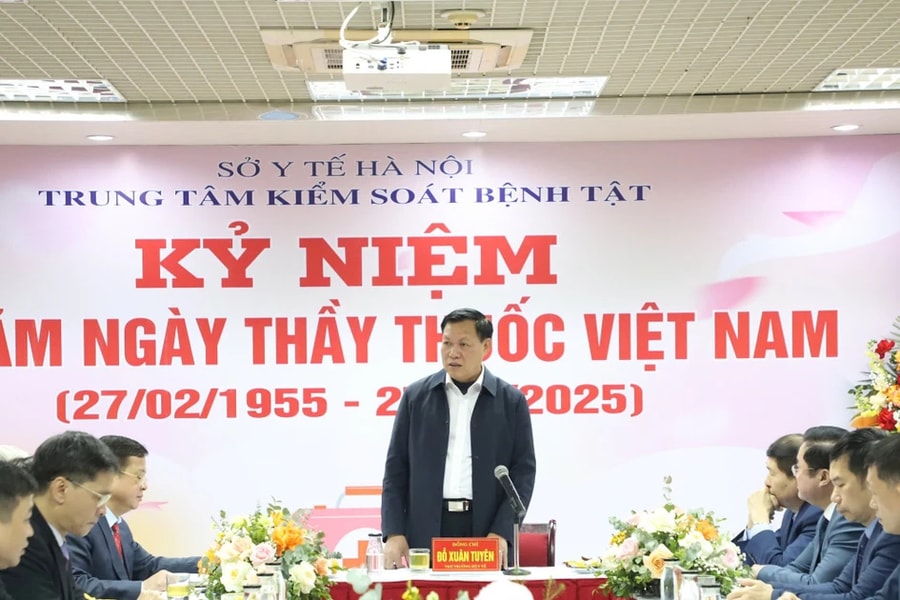Thứ trưởng Bộ Y tế Đỗ Xuân Tuyên thăm và chúc mừng Trung tâm Kiểm soát bệnh tật Hà Nội