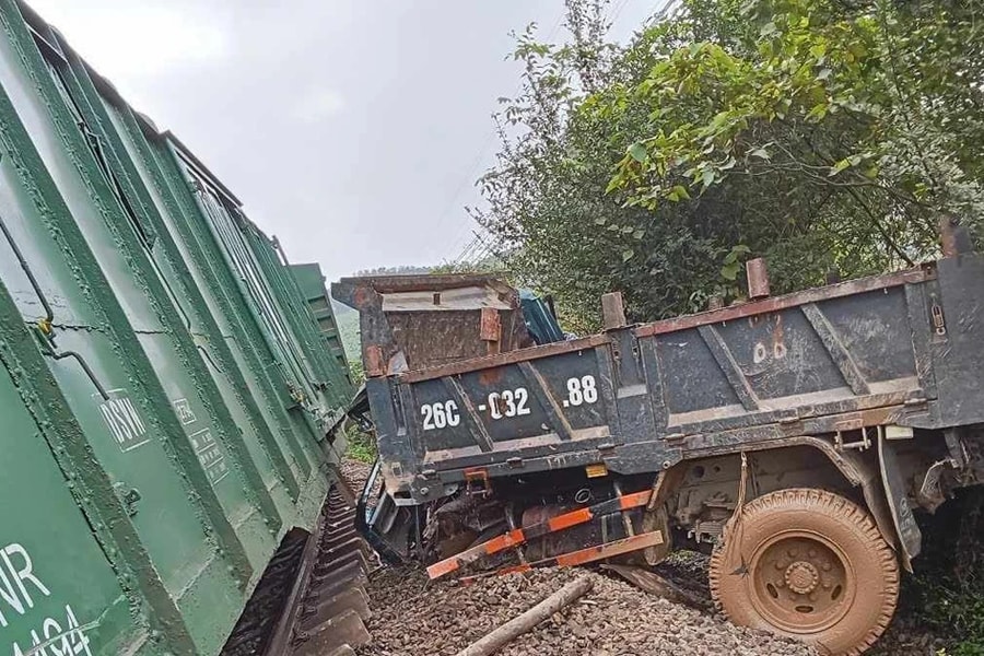 Tàu chở hàng va chạm với xe tải, đường sắt Bắc - Nam tê liệt