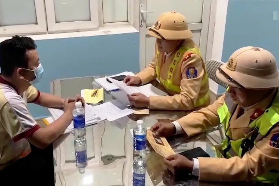 Không có bằng lái, điều khiển xe khách đi ngược chiều trên cao tốc, tài xế bị phạt 54 triệu đồng