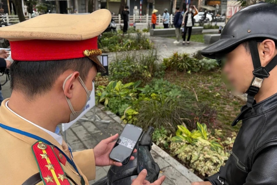 Trong thời gian chờ cấp, đổi GPLX, người điều khiển phương tiện giao thông có thể xuất trình các giấy tờ thay thế