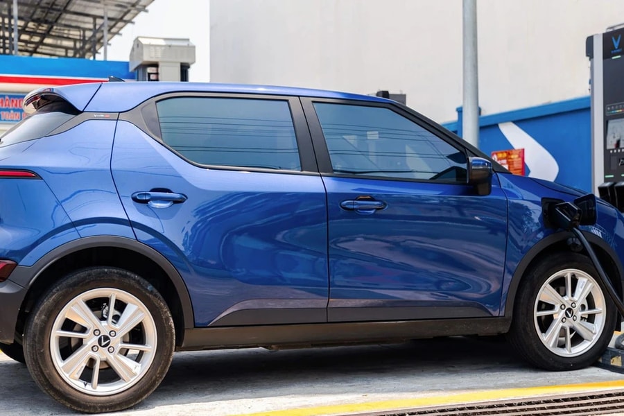 Chủ xe điện thuê pin thích thú với tùy chọn giữ gói thuê hoặc mua pin ưu đãi