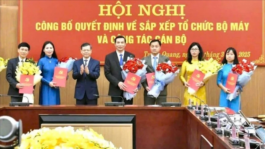 Tuyên Quang công bố các quyết định về sắp xếp tổ chức bộ máy và công tác cán bộ