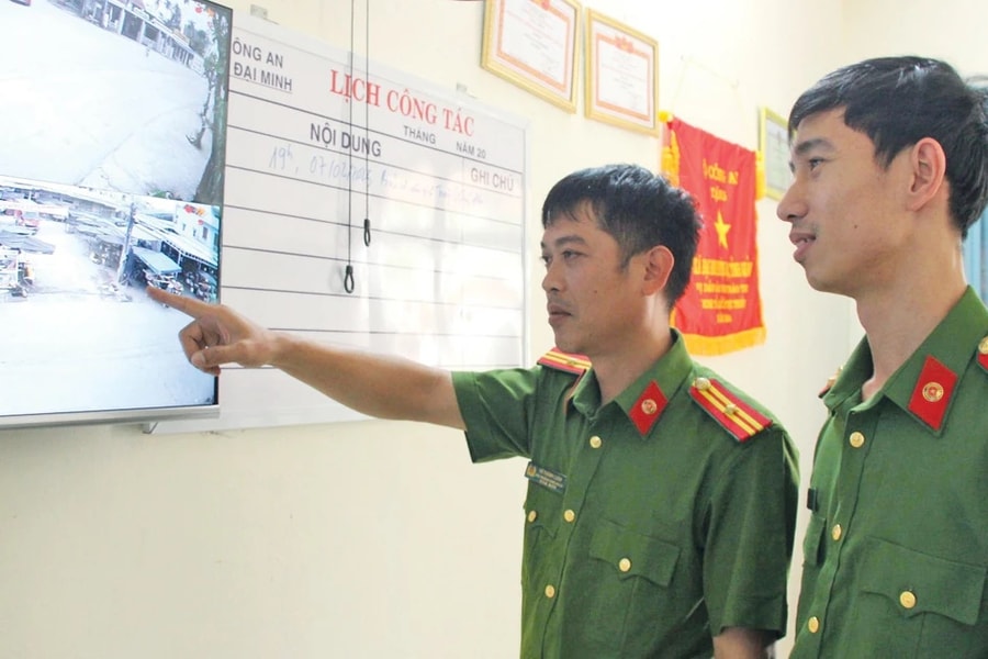 Bài 2: “Có bàn chân lặng lẽ…”