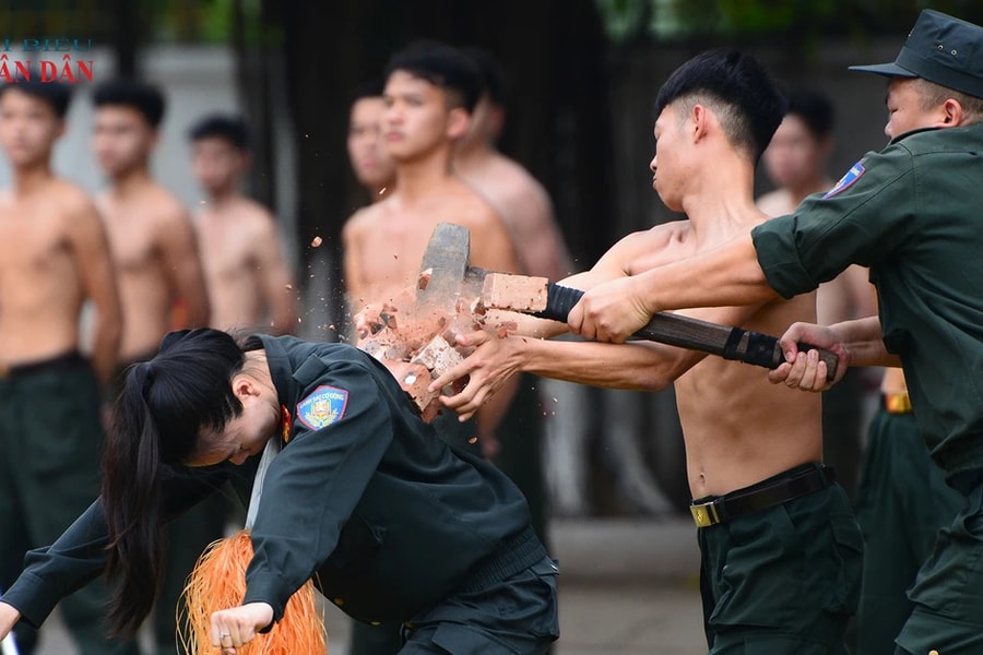'Bông hồng thép' Cảnh sát đặc nhiệm uốn cong thương sắt nhọn bằng yết hầu, công phá gạch bằng bàn tay