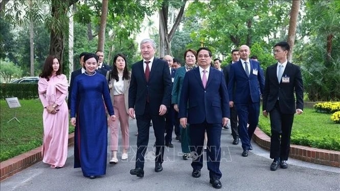 Thủ tướng Phạm Minh Chính và Thủ tướng Cộng hòa Kyrgyzstan thăm Khu di tích Chủ tịch Hồ Chí Minh
