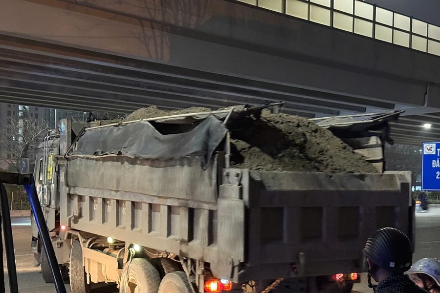 Cảnh sát giao thông Hà Nội xử lý xe chở quá tải trên 150%