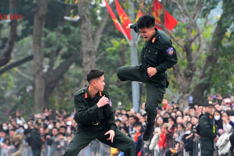 Cảnh sát đặc nhiệm trình diễn sức mạnh “siêu việt” tại phố đi bộ hồ Gươm