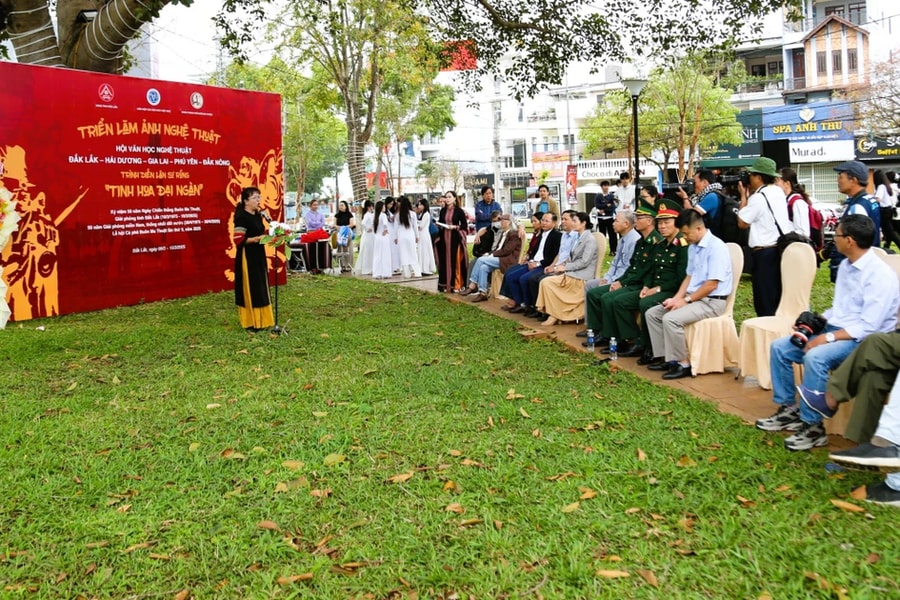 Triển lãm ảnh nghệ thuật mở đầu chuỗi sự kiện Lễ hội Cà phê Buôn Ma Thuột lần thứ 9