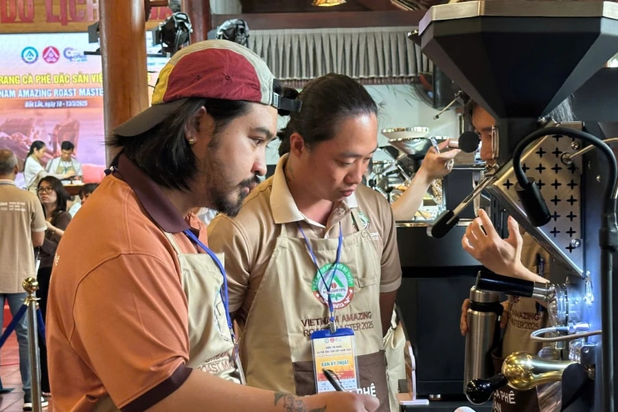 Gần 40 thí sinh tranh tài cuộc thi Rang cà phê đặc sản Việt Nam năm 2025