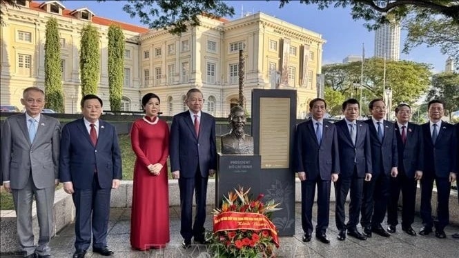 Tổng Bí thư Tô Lâm dâng hoa tưởng niệm Chủ tịch Hồ Chí Minh ở Bảo tàng Văn minh châu Á, Singapore