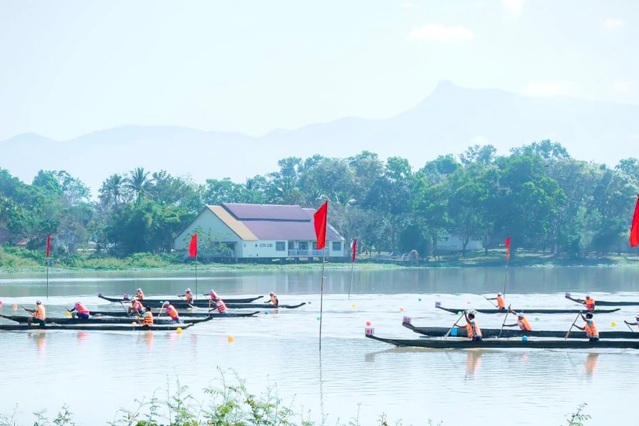 Sôi nổi Hội đua thuyền độc mộc huyện Lắk