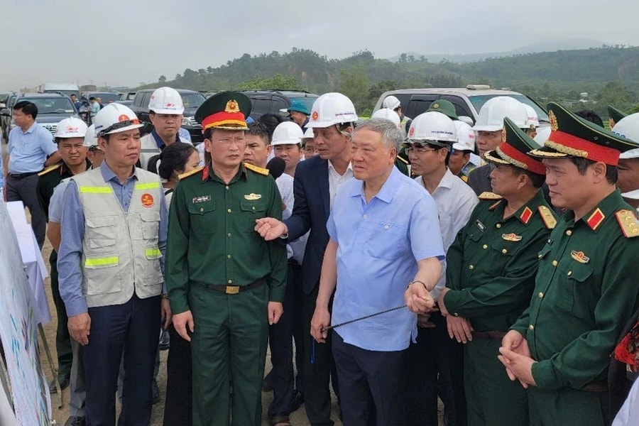 Phó Thủ tướng Thường trực Nguyễn Hòa Bình kiểm tra tiến độ cao tốc Hòa Liên - Túy Loan