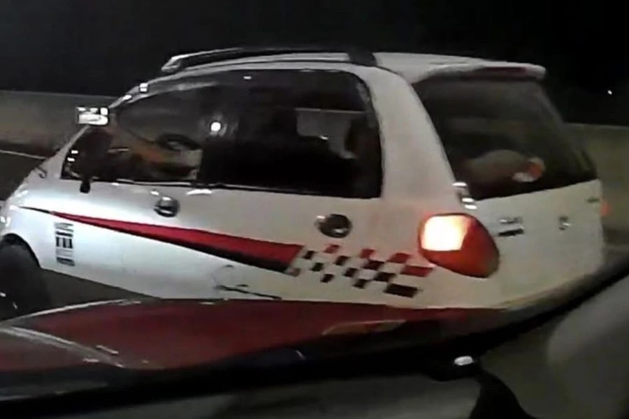 Tài xế dùng điện thoại quay cảnh bên đường bị phạt 5 triệu đồng, trừ 4 điểm giấy phép lái xe