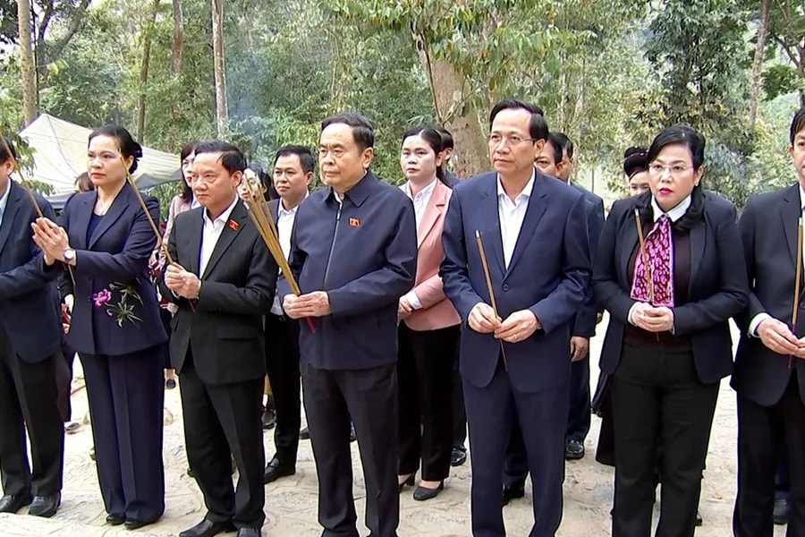 Chủ tịch Quốc hội Trần Thanh Mẫn dâng hương tưởng nhớ Chủ tịch Hồ Chí Minh tại Khu Di tích lịch sử quốc gia đặc biệt Tân Trào