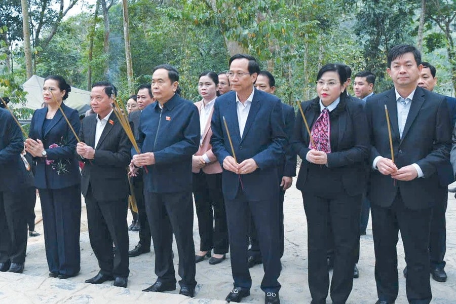 Chủ tịch Quốc hội Trần Thanh Mẫn dâng hương tưởng nhớ Chủ tịch Hồ Chí Minh tại Khu Di tích lịch sử quốc gia đặc biệt Tân Trào, Tuyên Quang