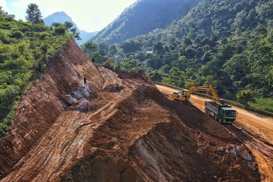 Hà Giang: Công ty TNHH 30-4 một ngày trúng 3 gói thầu có tỷ lệ tiết kiệm ngân sách "siêu thấp" dưới 1%