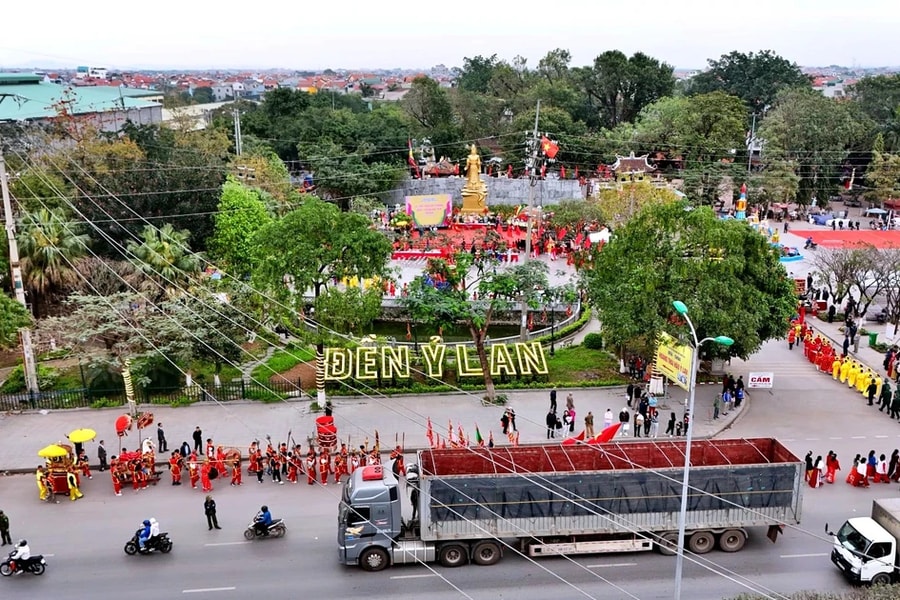 Hàng nghìn người tham dự Lễ hội đền, chùa Bà Tấm