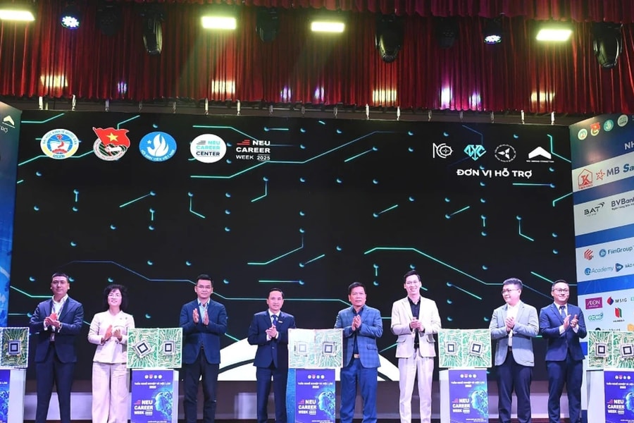 NEU Career Week 2025: Sân chơi bổ ích, giúp sinh viên thích ứng với AI - trí tuệ nhân tạo