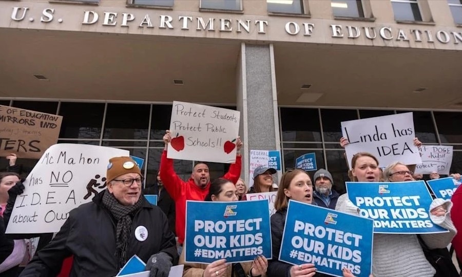 Dư luận phản ứng khi Tổng thống Donald Trump chuẩn bị đóng cửa Bộ Giáo dục